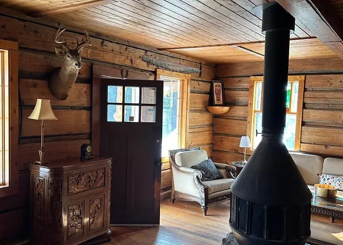 Rustic Beaverfoot Lodge Room N6