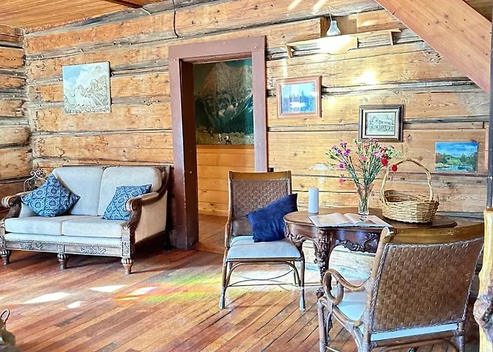 Rustic Beaverfoot Lodge Room N3